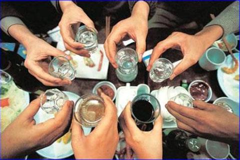 Uống rượu nhiều là một nguyên nhân làm tăng men gan