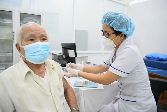Tiêm vacxin phòng cúm mùa giúp giảm nguy cơ biến chứng nặng cho người bệnh