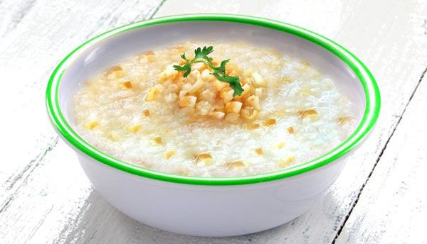 Cho trẻ ăn món ăn mềm, lỏng, dễ tiêu hóa