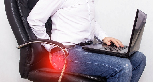 Nam giới làm văn phòng dễ bị trĩ