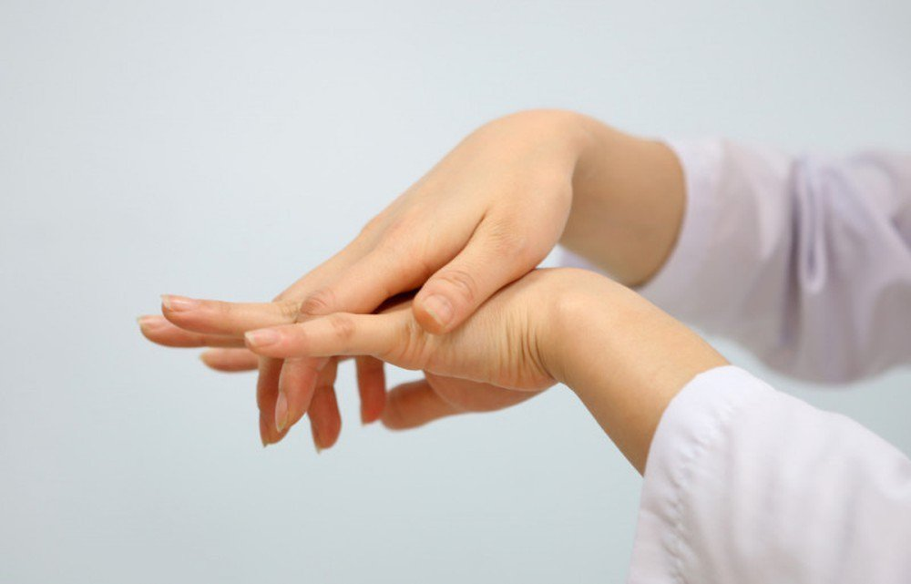 Nguyên nhân gây tê bì chân tay và cách khắc phục