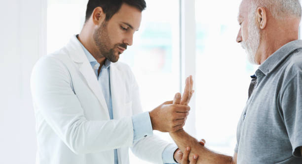 Viêm khớp dạng thấp là gì? Nguyên nhân, triệu chứng và cách điều trị