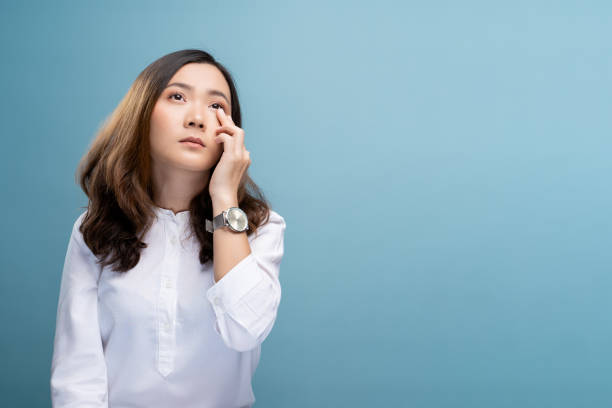 Thói quen dùng tay dụi mắt rất dễ dẫn đến đau mắt đỏ.
