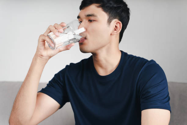 Uống nhiều nước để tăng thải độc, phòng ngừa sỏi tiết niệu.