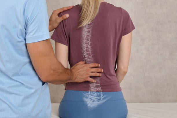  Dân văn phòng ngồi sai tư thế dễ bị cong vẹo cột sống