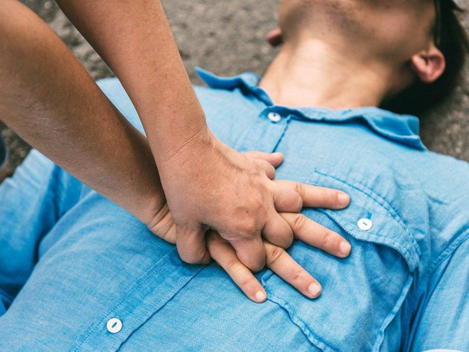  Hô hấp nhân tạo cho bệnh nhân nếu thấy dấu hiệu thở yếu hay ngừng thở