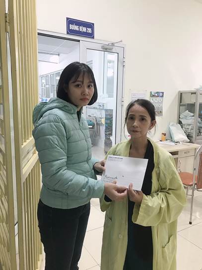 Đại diện công ty Botania trao quà cho chị Hương