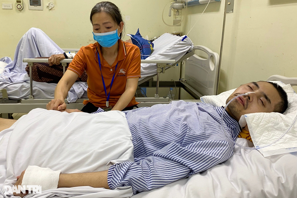 Hình ảnh mẹ con chị Chiên tại khoa Hồi sức cấp cứu – bệnh viện Châm cứu Trung ương
