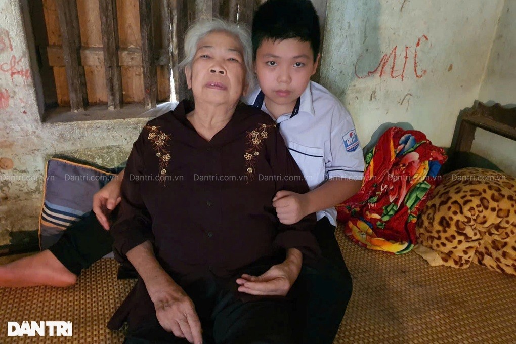 12 tuổi, Chí đã thành người chăm sóc chính cho bà nội (ảnh Dân trí)