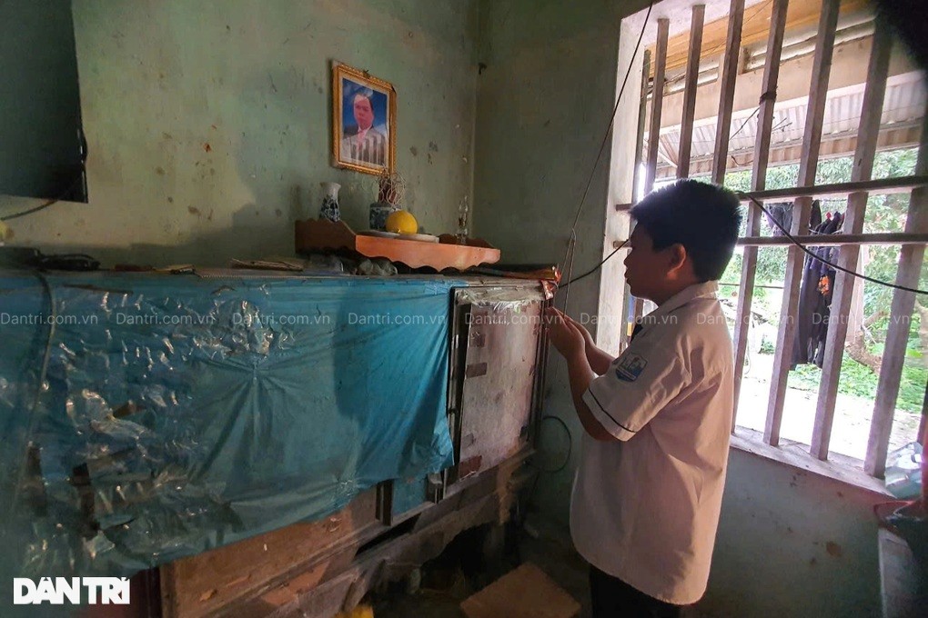 Cậu bé mồ côi cha, một mình chăm sóc bà nội (ảnh Dân trí)