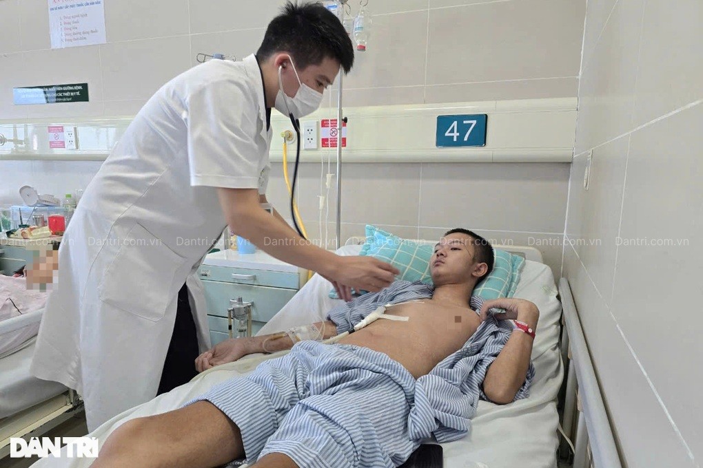 Bác sĩ Bạch Mai kêu gọi giúp đỡ chàng trai 19 tuổi mắc bệnh hiểm nghèo - 1