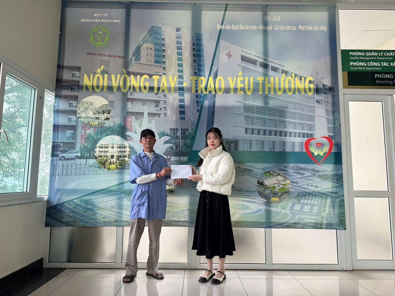 Đại diện công ty Botania trao quà cho cậu ruột của Hoàng