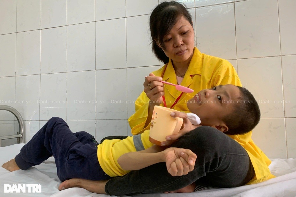 9 năm ròng rã chữa trị cho con bị bại não của chị Nụ (ảnh Dân trí)