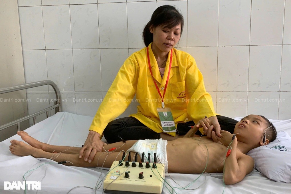 Khi hay tin con bị bại não, chị đau đớn như phát điên (ảnh Dân trí)