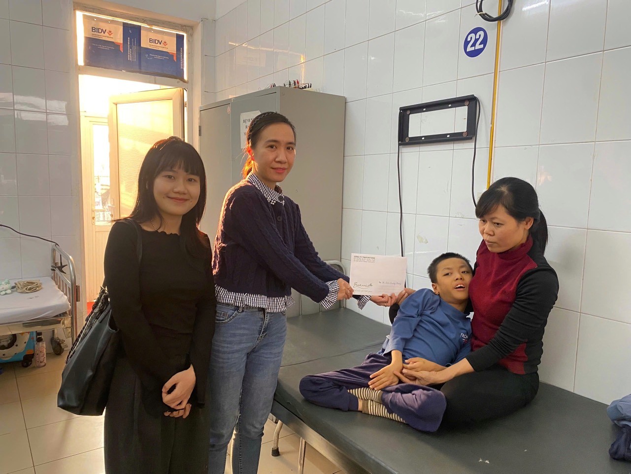 Đại diện Công ty Botania trao quà cho mẹ con chị Nụ