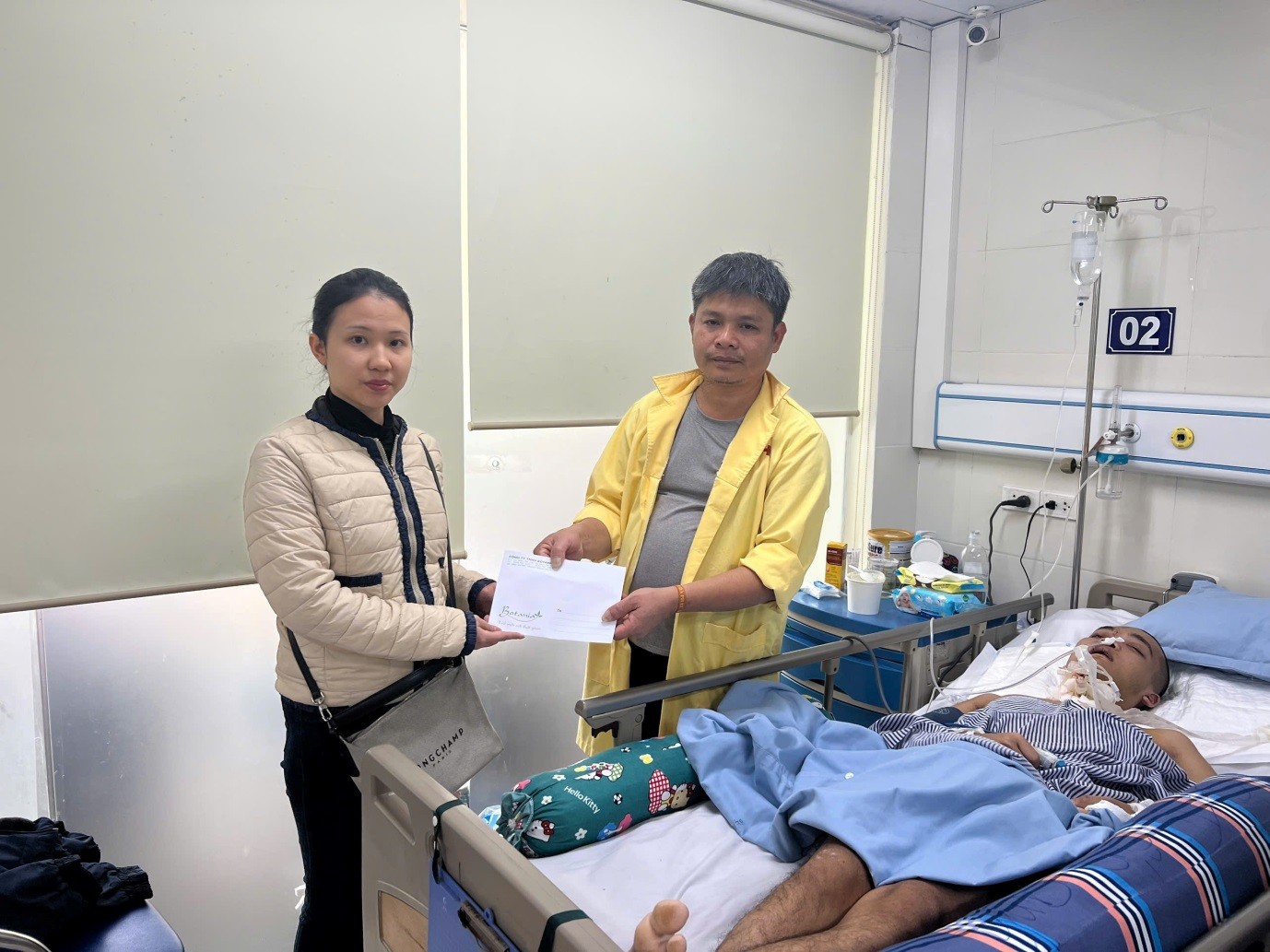 Đại diện công ty Botania trao quà cho anh Thu