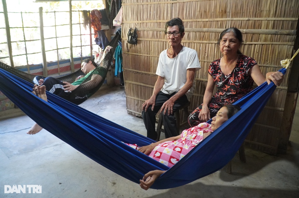 Vợ chồng bà Đáng và 2 người con mang bệnh nặng (ảnh Dân trí)