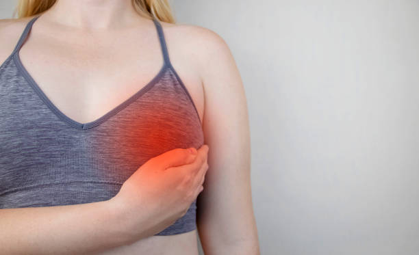Xăm nốt ruồi son đổi vận, người phụ nữ phải vào viện kiểm tra vì ngực sưng tấy