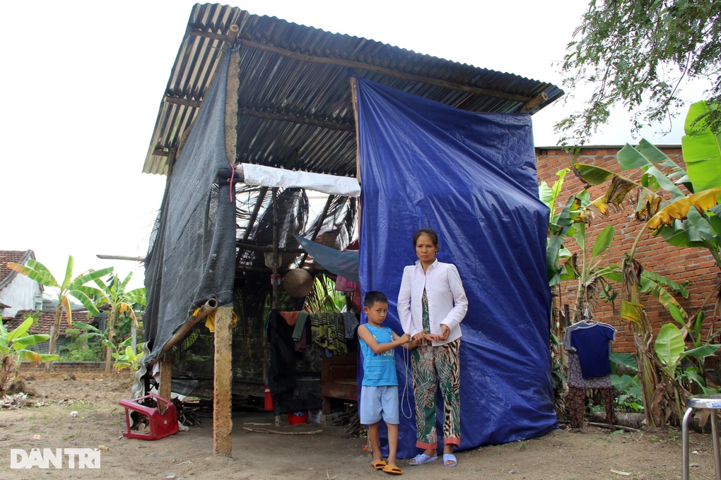 Mẹ con chị Yên bên căn chòi tạm được người thân, hàng xóm dựng cho (Ảnh Dân trí)