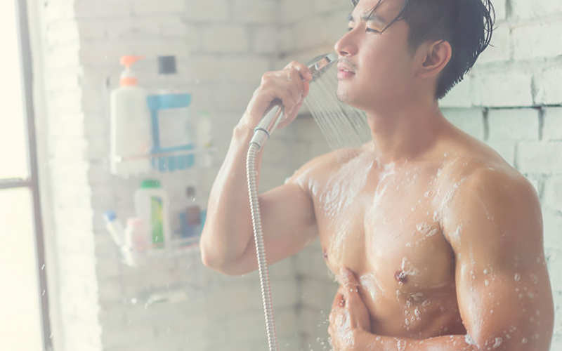 Tắm ngay khi từ ngoài trời về dễ gây ốm.