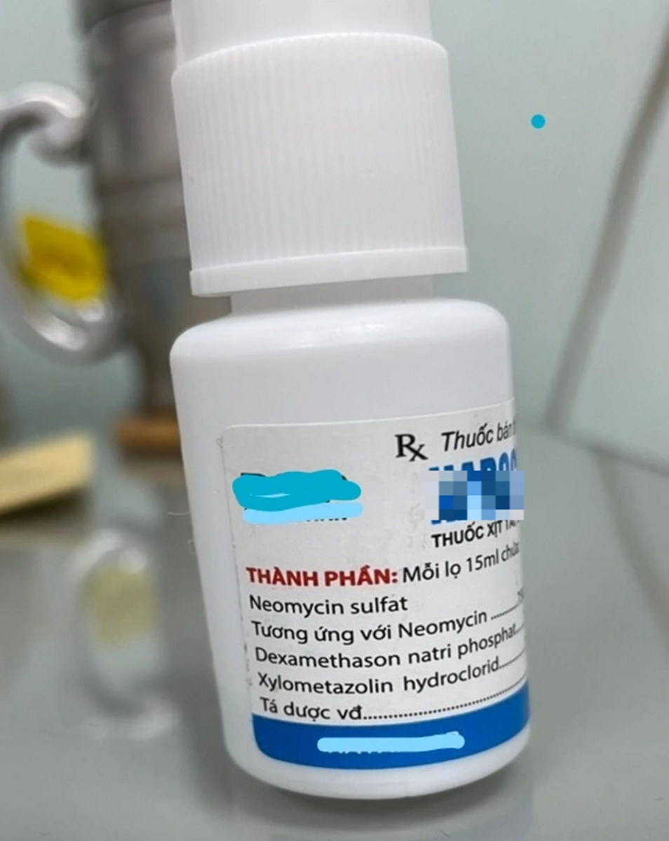 Xịt mũi liên tục 3-4 lần mỗi ngày, cô gái 23 tuổi mặt tròn, tay chân teo