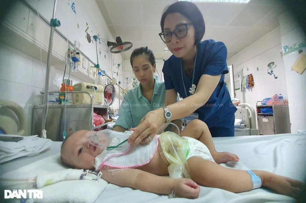 Bé Bảo Nam mới 8 tháng nhưng đã phải trải qua 3 cuộc đại phẫu (ảnh Dân trí)