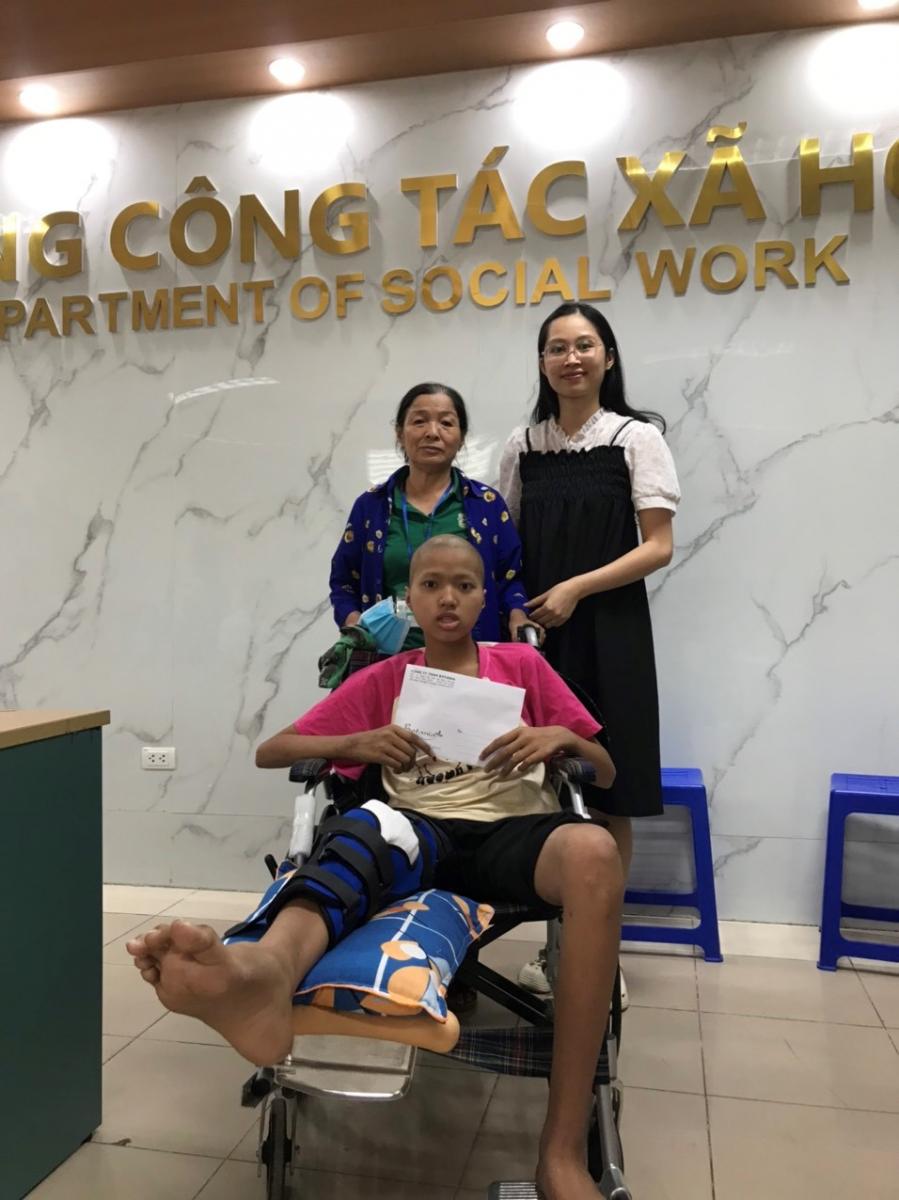 Đại diện công ty Botania trao quà cho bà Mỹ và Phương