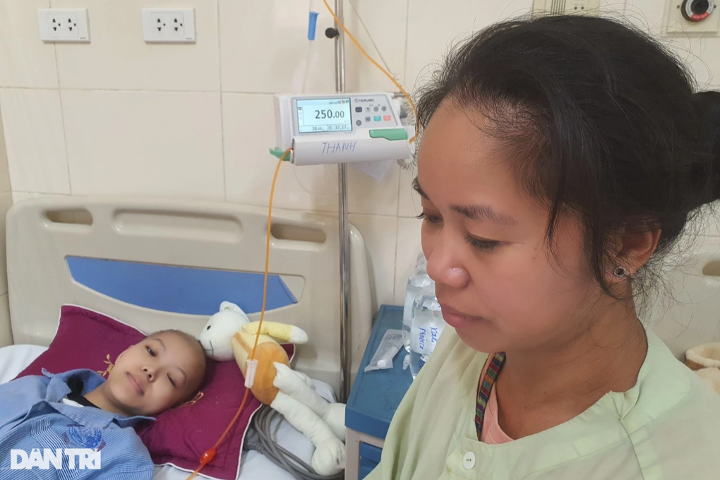 Bé gái mắc ung thư xương xin cô bác cứu chân của con - 5