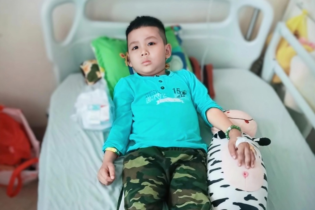 Cha mất, mẹ bỏ đi, cậu bé 6 tuổi đang phải chống chọi với căn bệnh ung thư (ảnh Dân trí)