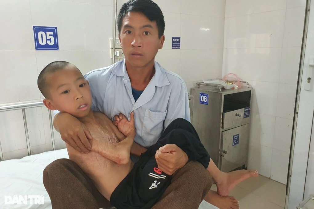 Anh Dền luôn đồng hành cùng con mỗi lần xuống Hà Nội khám (ảnh Dân trí)