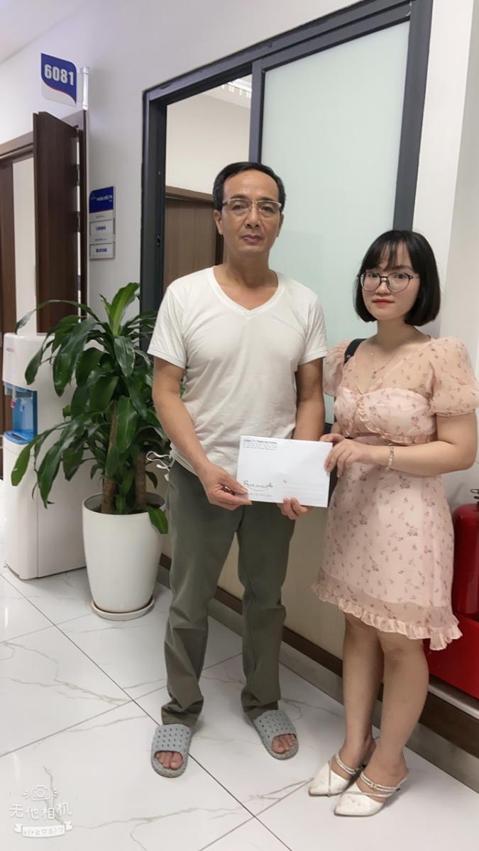 Đại diện công ty Botania trao quà cho bác Thành – bố bác sĩ Lý