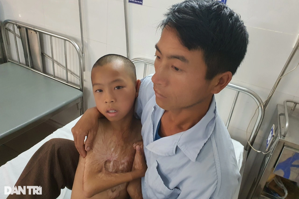 Người bố bất lực trước nỗi đau mà con phải gánh chịu (ảnh Dân trí)