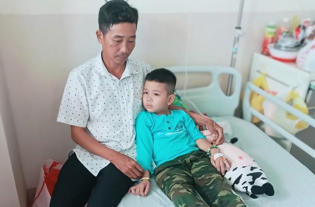 Tận cùng nỗi đau của cậu bé 6 tuổi mất cha, mẹ bỏ đi - 1