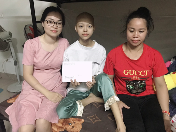 Đại diện công ty Botania trao quà cho mẹ con bé Hồng Thu