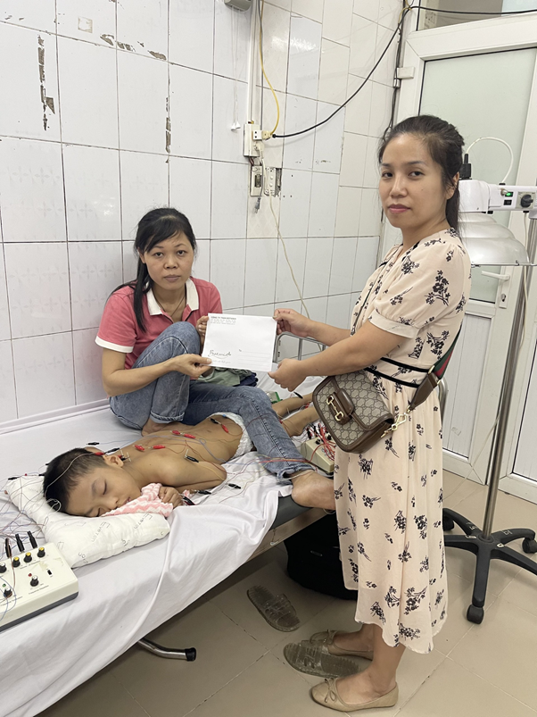 Công ty Botania ủng hộ gia đình bé trai bị bại não