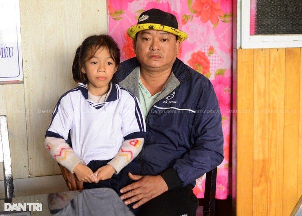 Anh Vĩnh và cô con gái nhỏ mắc bệnh u máu (ảnh Dân trí)