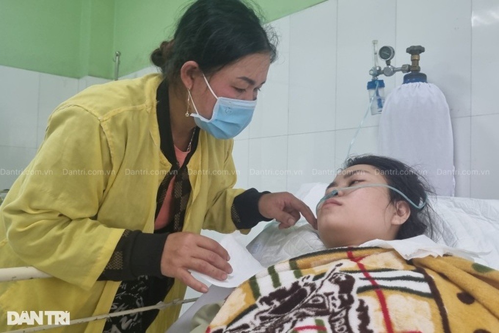 Cô giáo 23 tuổi nguy kịch, cha bán rẫy keo non và vay tiền khắp nơi cứu con - 5