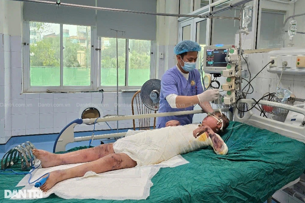 Xót xa bé gái 12 tuổi mắc bệnh lạ, liên tục chắp tay cầu cứu - 1