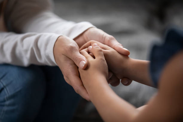 Phụ huynh nên lắng nghe và chia sẻ cùng con.