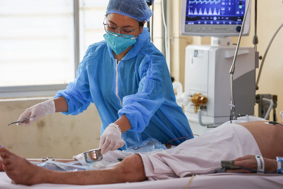 Ca mắc COVID-19 ở Việt Nam đang tăng nhẹ: Người có bệnh nền cần lưu ý điều gì?