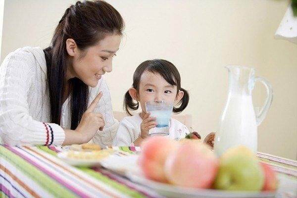 uống sức đúng cách cho trẻ