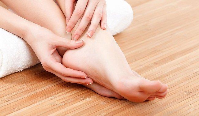 Tê bì chân tay: dấu hiệu suy giảm tuần hoàn máu