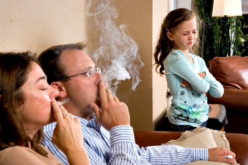 Người lớn hút thuốc lá, trẻ có thể lên cơn hen, đột tử